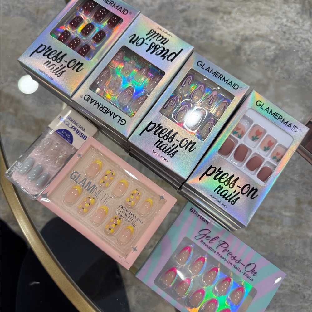 Press-On Nails Sets (21 sets)